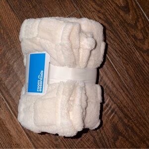 Room Essentials Soft Cream Fleece Throw